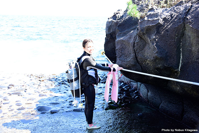 フィンを履いて歩くのはかなり不自由なので、できるだけ海岸近くまで行ってからフィンを履くようにしよう