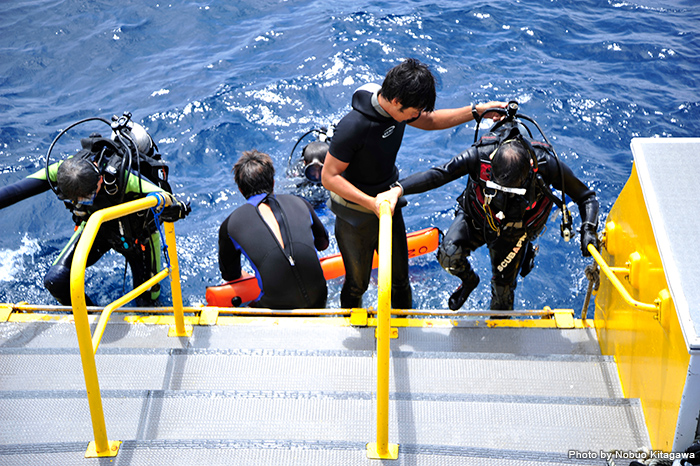 ボートの後部からラダー(ハシゴ)を使ってエントリーをすることもできる(西表島《ダイビングチームうなりざき西表》の大型ボートの場合)