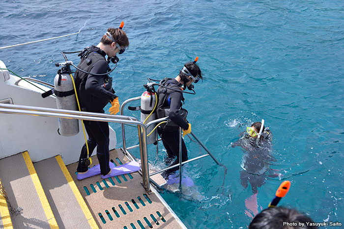 階段がついていて海に入りやすい工夫がされているダイビングボートが多い