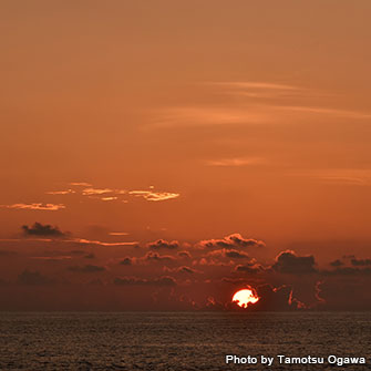 1日の終わりは海に沈む夕日鑑賞。刻々と変化するサンセットシーンは地球を感じる時間