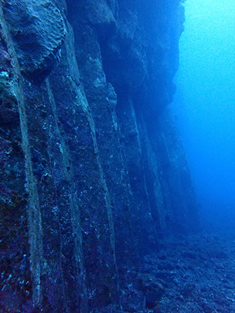 トウシキの柱状節理 Photo by Tsutomu Asami