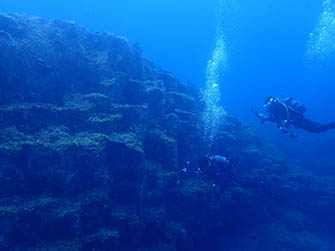 ダイビングポイントの「王の浜」にも柱状節理が Photo by Tsutomu Asami