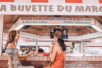 カフェで地元の人たちに交じってひと休みするのも