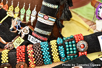 手作りのアクセサリーなど、お土産によいものも並ぶ