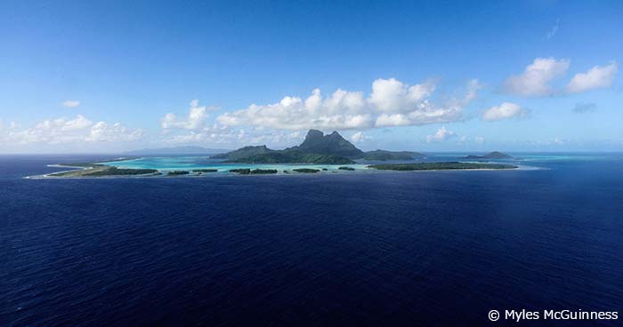 裾礁と呼ばれるつくりのソシエテ諸島の島々。写真はボラボラ島
