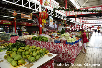 タヒチの中心地パペーテには観光客もよく行くマーケットがある