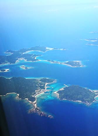 沖縄の多くの島々が裾礁タイプ。写真はケラマ諸島の阿嘉島、座間味島周辺