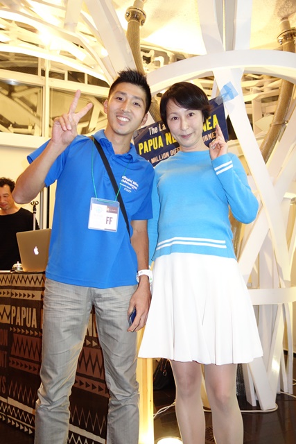 マダンの《マダンリゾート》からは2泊2ダイブ付き+往復航空券のプレゼント。じゃんけんに勝ち抜いた勝者と記念撮影するのは、現地ガイドで元MD編集スタッフのタカさんこと山口高宏さん
